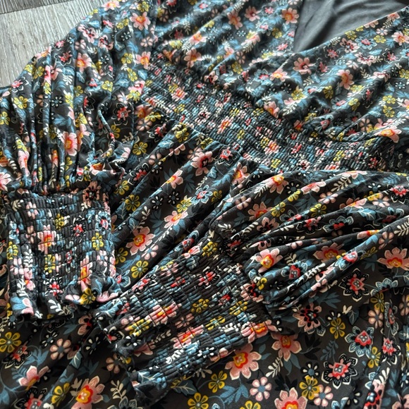 VEUC boden v-neck smocked dress gray floral - Picture 5 of 13